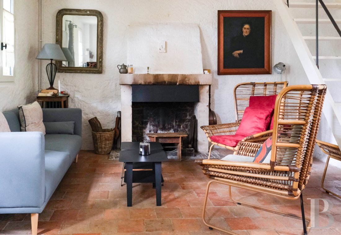A artists' house with a cluster of small houses on the way to Le Mans - photo  n°17